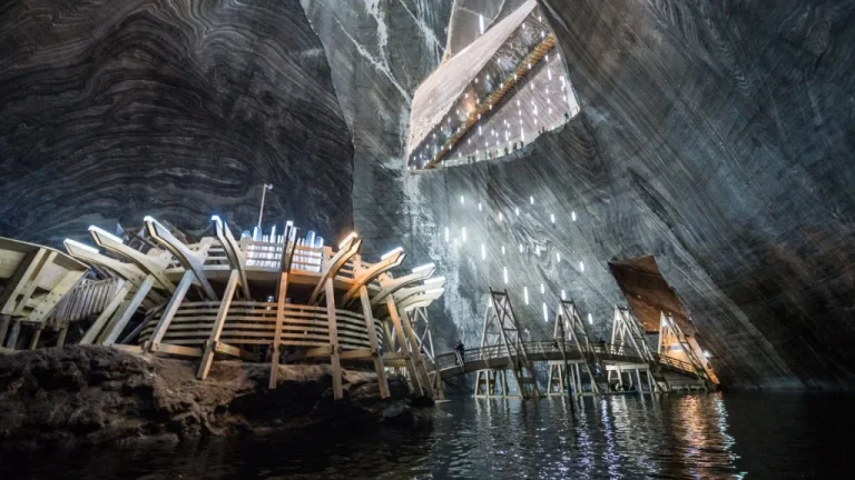 Découvrez le parc d&rsquo;attractions souterrain de Turda en Roumanie