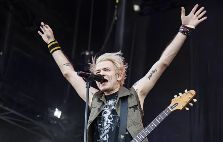 Deryck Whibley de Sum 41 dénonce des agressions sexuelles