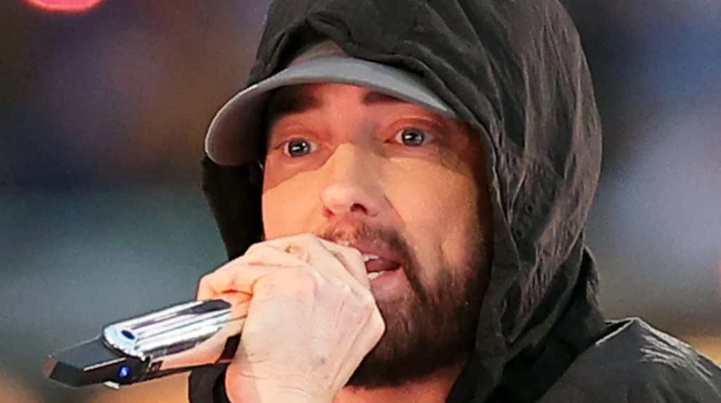 Eminem et son nouveau look lors du Super Bowl : les fans réagissent