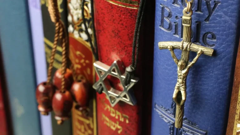 Figures religieuses respectées mais aux antécédents troublants