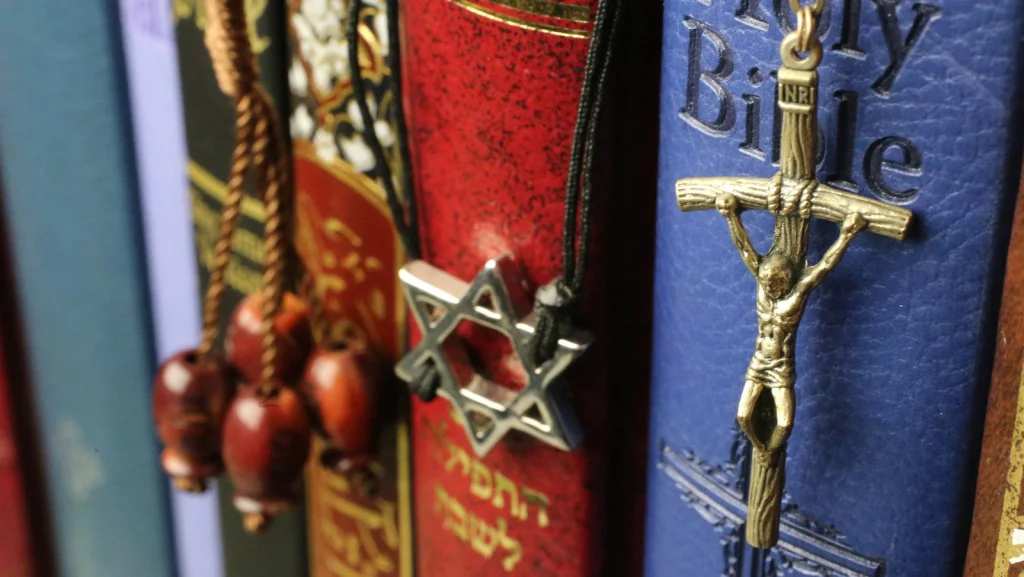 Figures religieuses respectées mais aux antécédents troublants