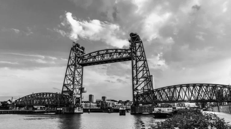 La Vérité sur le Pont Historique de Rotterdam