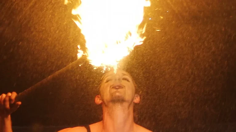 La Vérité sur les Mangeurs de Feu : Mythe ou Réalité ?