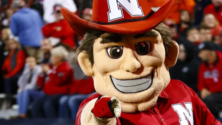 Le changement de mascotte à l&rsquo;Université du Nebraska : pourquoi ?