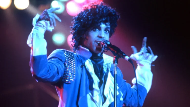 Les Mystères Entourant la Mort de Prince en 2016