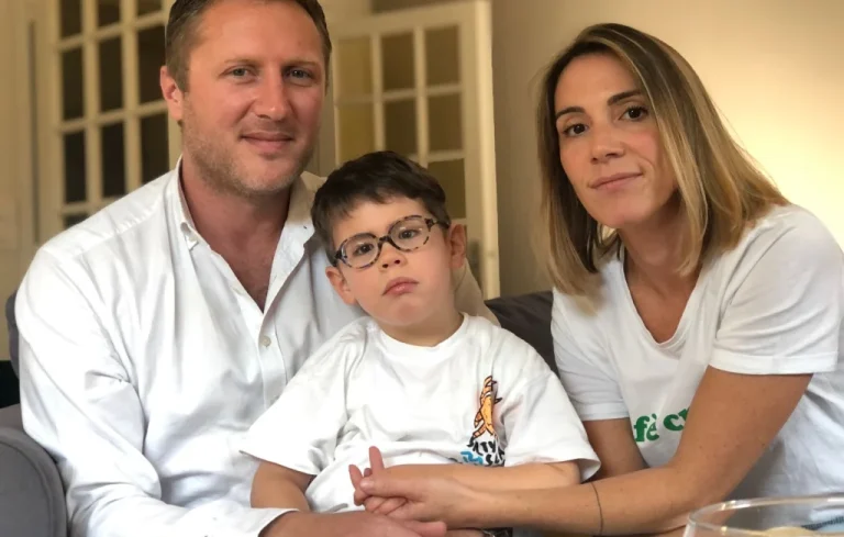 Manque d&rsquo;AESH en France : une mère doit accompagner son fils handicapé