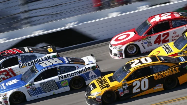 Qui était le premier pilote à gagner le Daytona 500 ?