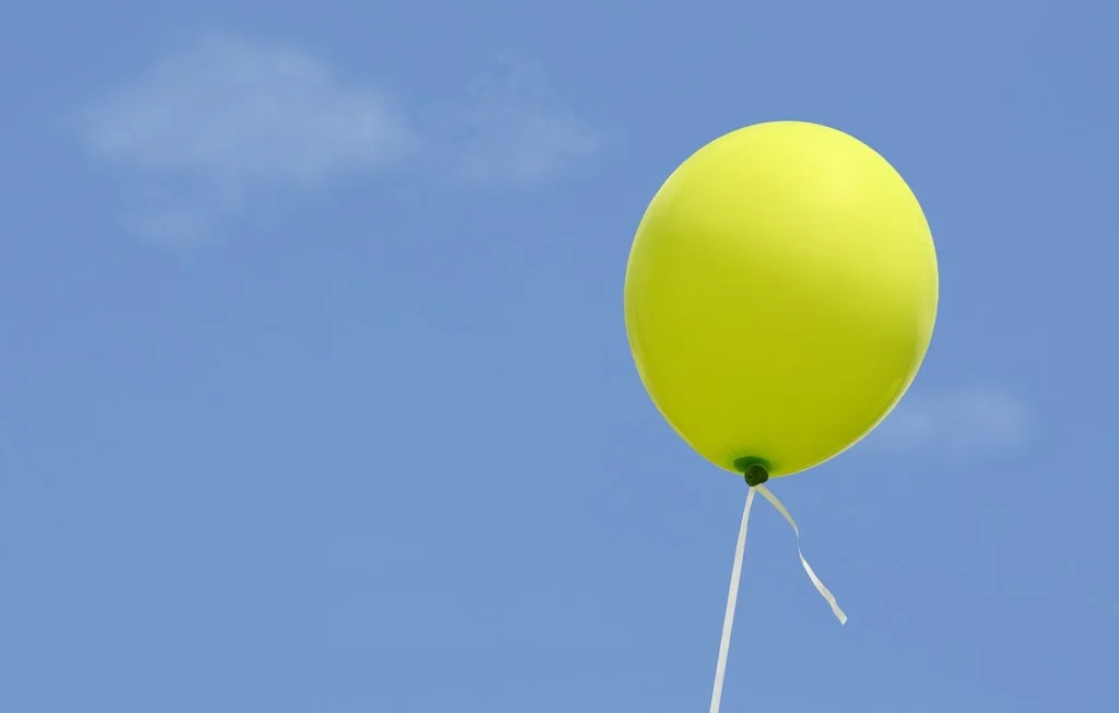 Un influenceur chinois utilise un ballon d'hélium pour randonner