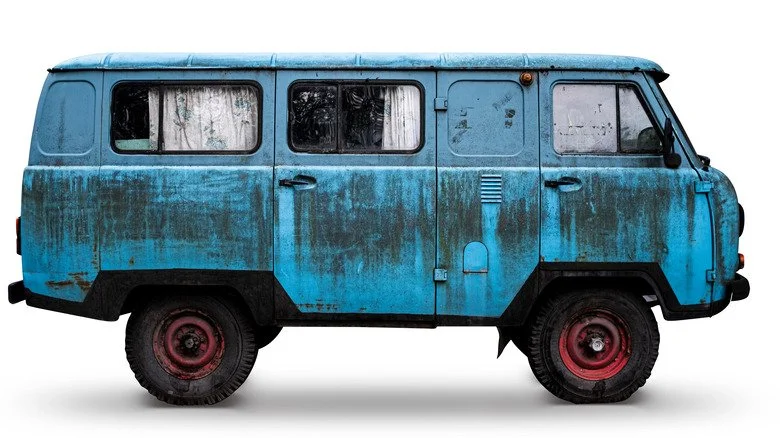 Un van bleu avec une grande fresque vue dans la région