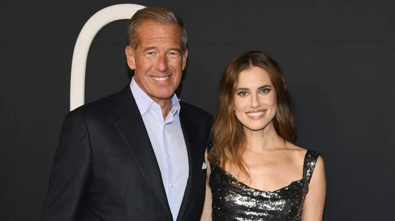 Brian Williams et Allison Williams souriant et posant pour une photo