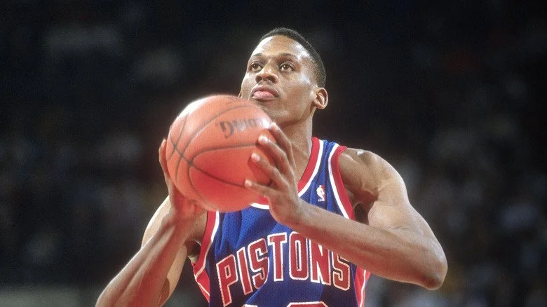 Dennis Rodman tirant un lancer franc pour les Detroit Pistons en 1989