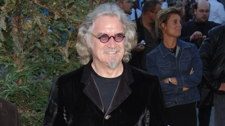 Billy Connolly avec des lunettes violettes