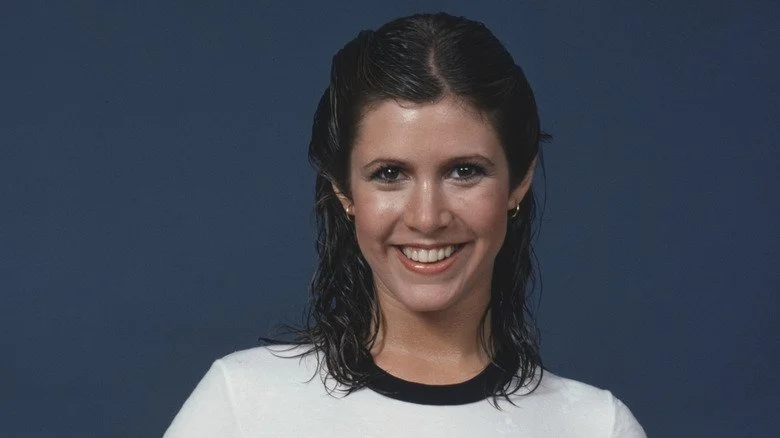 Carrie Fisher souriante posant pour une photo en 1978
