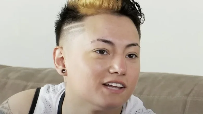 Participant de Catfish avec des cheveux teintés parlant