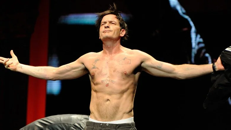 Charlie Sheen torse nu lors de la tournée Torpedo of Truth en 2011