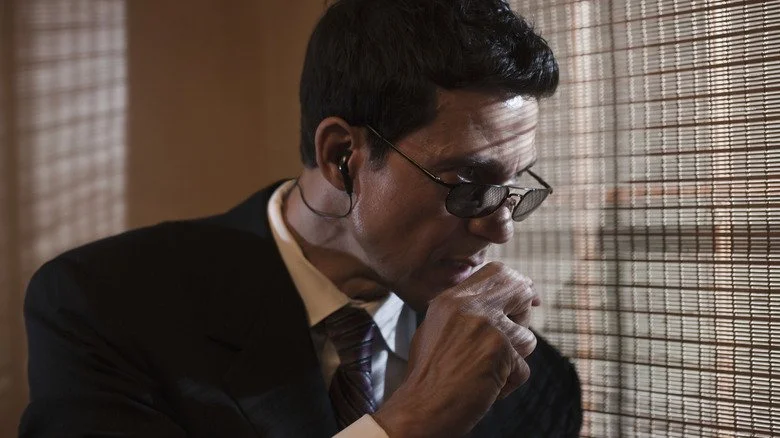 Agent secret en costume avec lunettes de soleil