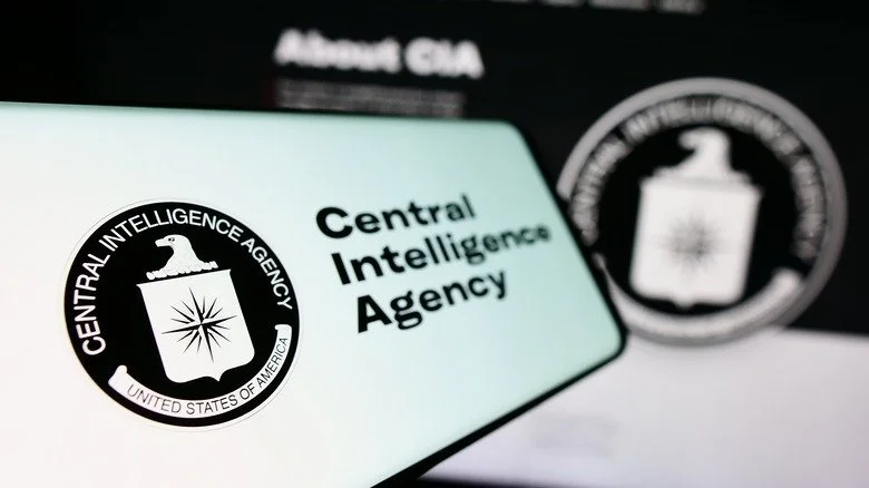 Logo de la CIA sur un écran de téléphone et d'ordinateur