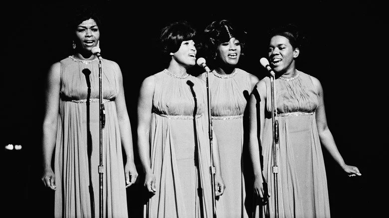 Cissy Houston se produisant avec un groupe