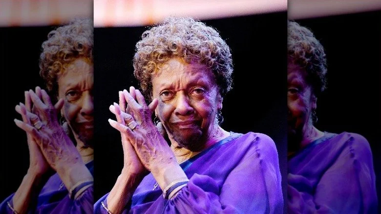 Cissy Houston avec un regard sévère