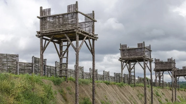 Reconstruction des fortifications romaines au musée d'Alésia