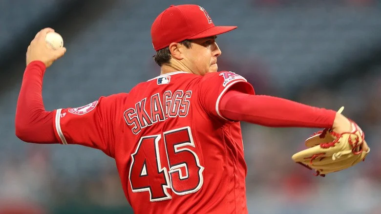 Tyler Skaggs s'apprête à lancer une balle