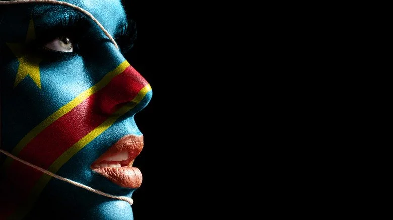 Visage de femme peint aux couleurs du drapeau de la RDC