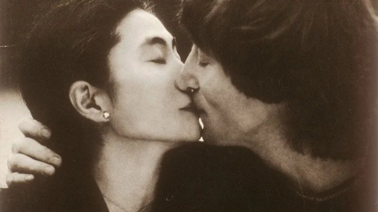 John Lennon et Yoko Ono s'embrassant