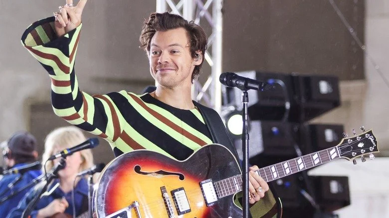 Harry Styles jouant de la guitare
