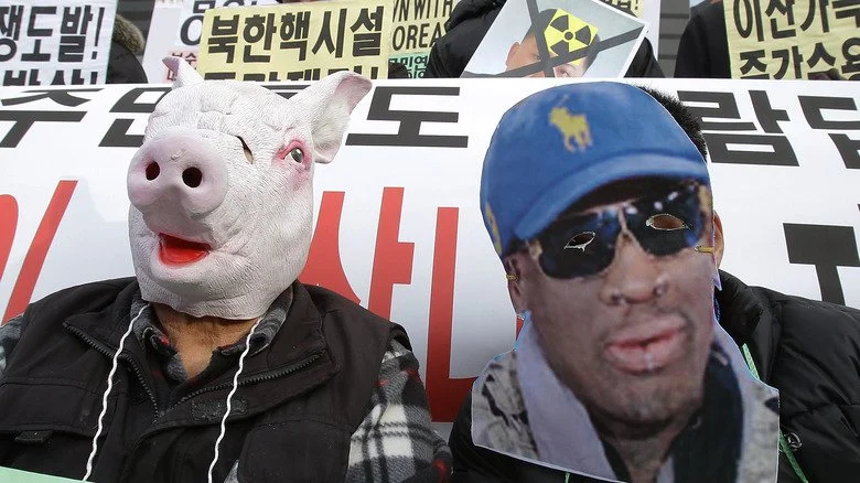 Manifestant sud-coréen portant un masque de Dennis Rodman lors d'une manifestation