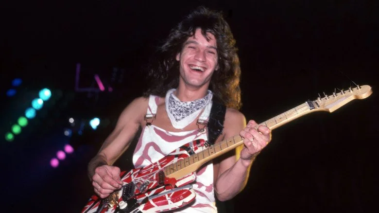 Eddie Van Halen souriant sur scène