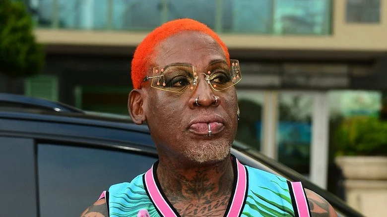 Dennis Rodman lunettes cheveux orange dehors près d'une voiture