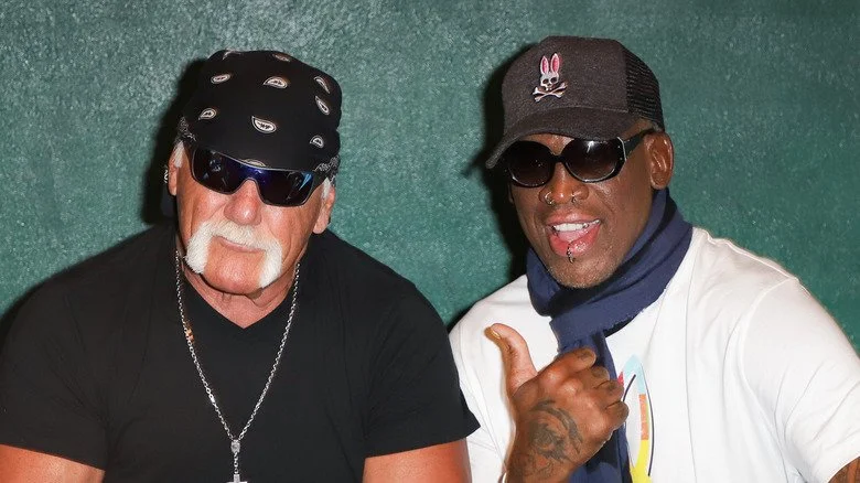 Hulk Hogan et Dennis Rodman posant pour une photo
