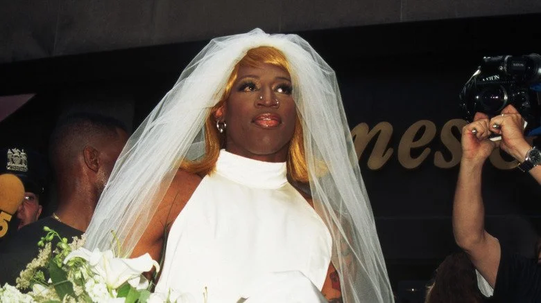 Dennis Rodman en robe de mariée à un événement