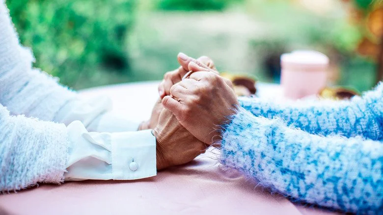 Couple âgé tenant des mains