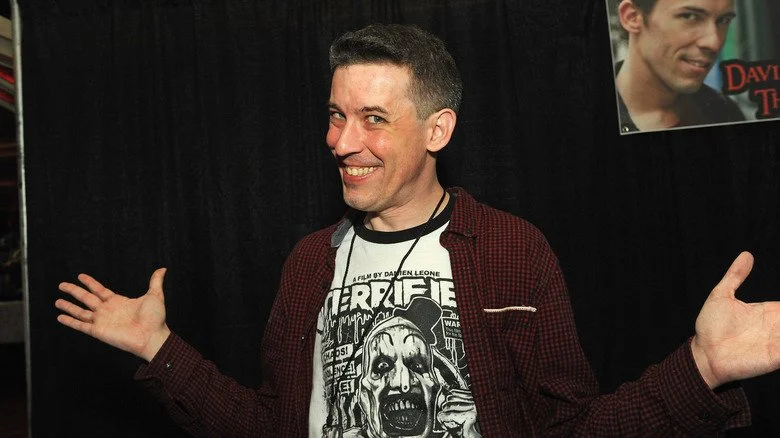 David Howard Thornton posant lors d'une convention pour fans