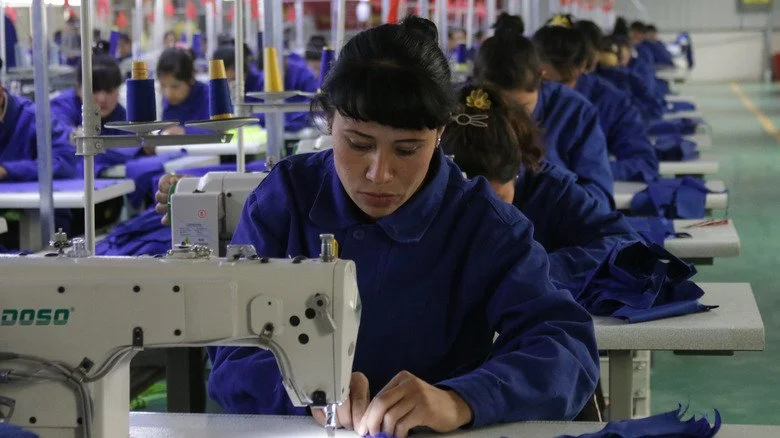 Femmes ouïghoures dans une usine de vêtements