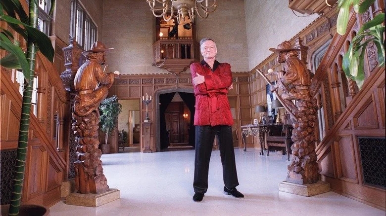 Hugh Hefner posant dans le Playboy Mansion