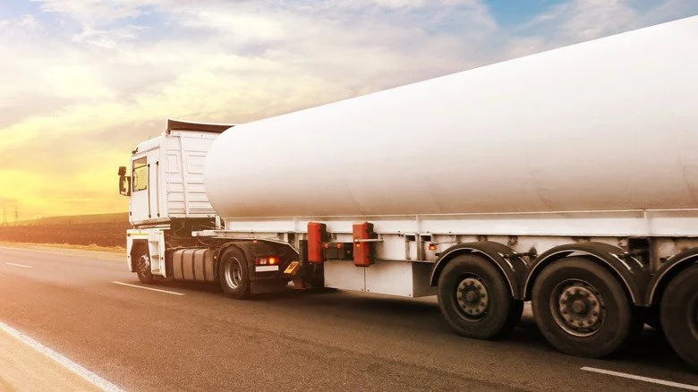 Camion citerne en mouvement