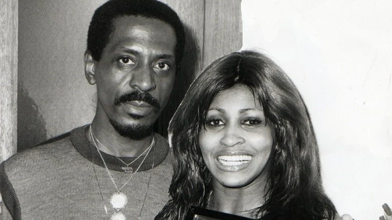 Ike Turner faisant la grimace et Tina Turner souriante