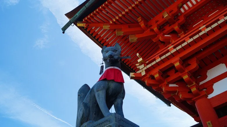 Statue de renard devant le sanctuaire Inari