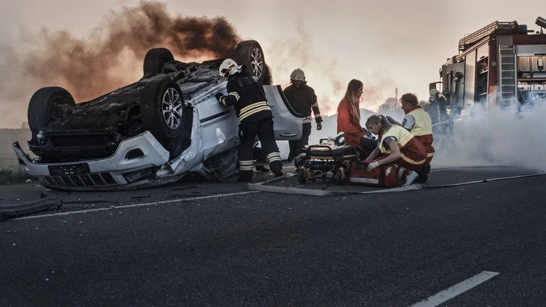 Accident de voiture avec des secouristes