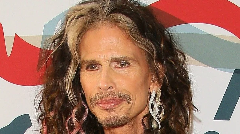 Steven Tyler posant lors d'un événement caritatif