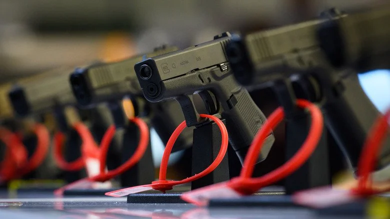 armes sur un support