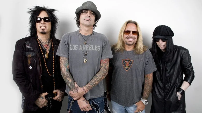 Membres de Mötley Crüe en groupe sur fond blanc