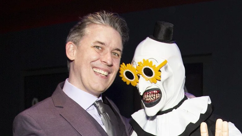 L'acteur David Howard Thornton posant avec son alter ego Terrifier Art le Clown