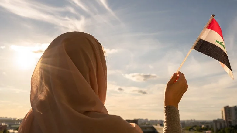 Femme en Irak agitant un drapeau