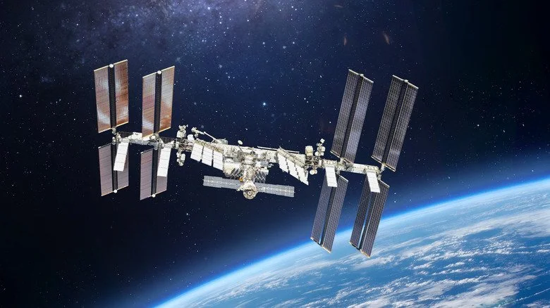 la station spatiale internationale au-dessus de la terre