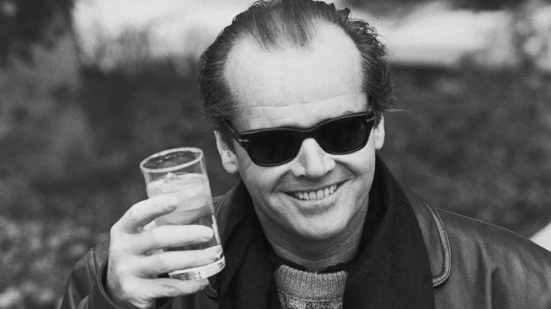 Jack Nicholson levant un verre en 1984