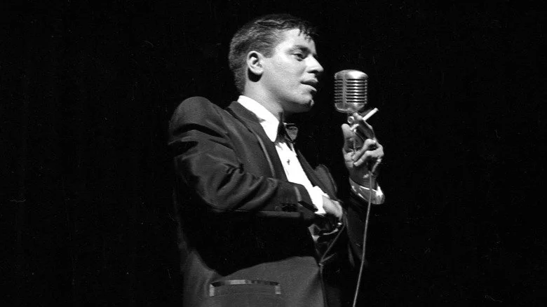 Jerry Lewis sur scène avec microphone et cigarette
