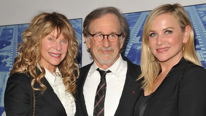 Kate Capshaw, Steven Spielberg, and Jessica Capshaw posant pour une photo